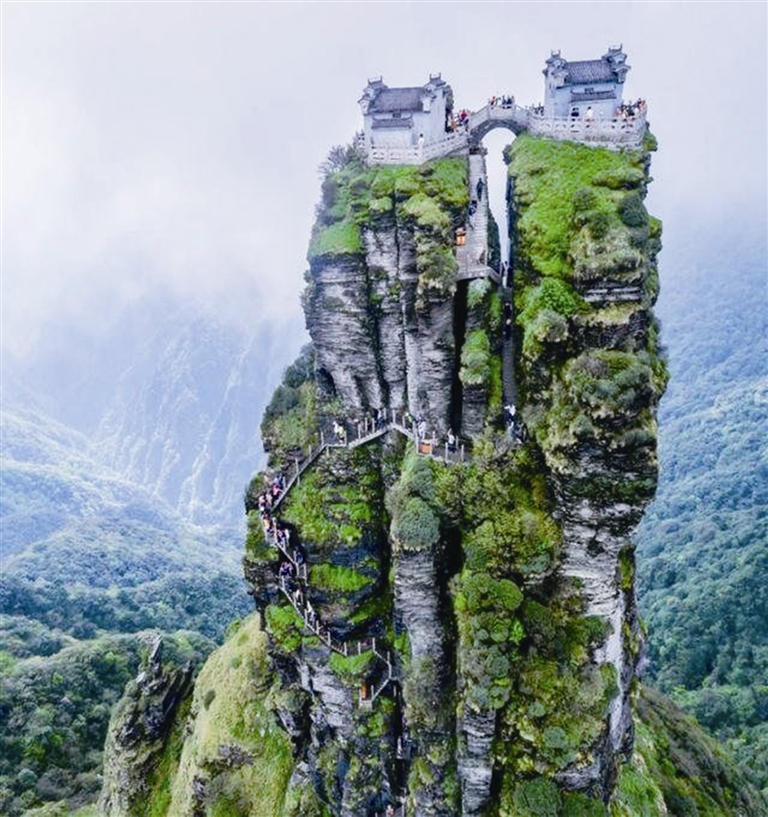 我从印江乘中巴车赶赴梵净山,路边的大溪,水流匆匆,冲刷着对岸水里