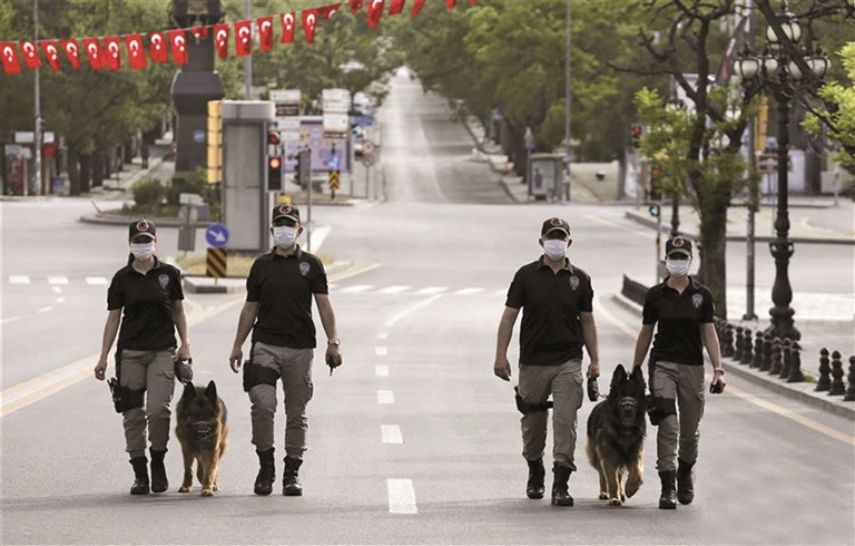 5月18日,土耳其警察在首都安卡拉街头巡逻.